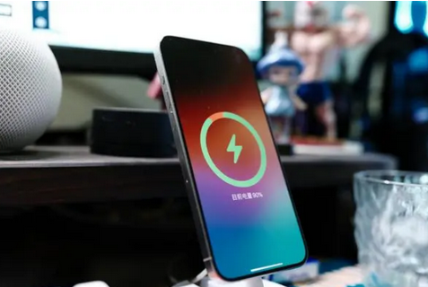 文昌苹果15换屏服务分享用什么充电器给iPhone15充电更好 